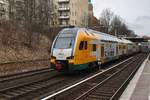 445 103-5 ist am 11.3.2017 als RE2 (RE63969) von Cottbus nach Wittenberge unterwegs, hier die Vorbeifahrt an der Station Berlin Prenzlauer Allee.
