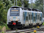 Der ODEG-Elektrotriebzug 4746 307 ist hier als RE10 nach Stralsund bei der Ankunft in Greifswald zu sehen. (August 2021)