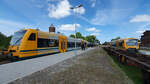 Treffen der ODEG-RS1 im Bahnhof Karow (Meckl).
VT 650.89 als RB15 nach Plau am See steht rechts auf Gleis 2, links auf Gleis 4 wartet VT 650.68 als RB15 nach Waren (Müritz).

Karow, der 29.05.2023 (Handyaufnahme bearbeitet)