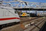 Während 808 013-7  Nauen  als ICE547 von Düsseldorf Hauptbahnhof nach Berlin Gesundbrunnen in Richtung Berlin Rummelsburg ausfährt, erreicht 445 101-9 als RE2 (RE 63979) auf der Fahrt von Cottbus nach Wismar den Bahnhof Berlin Gesundbrunnen. (11.3.2017)