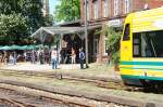 Bahnhofsfest in Zarrentin und der  Bahnhofsvorsteher  ( am Mast ) empfngt die ODEG aus Hagenow mit neuen Besuchern. 05.05.2007