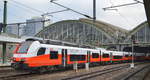 Vier von den sechs angemieteten „Cityjet“-Zügen der Baureihe 4746 vom Typ Siemens Desiro ML der ÖBB für die ODEG zwischenzeitig heute im Berliner Ostbahnhof zu sehen, 13.12.19 Bei ungünstigen Lichtverhältnissen und unter Dach im Ostbahnhof an einem trüben Schmuddeltag (ab Mittags) konnte man die Triebzüge (NVR: A-ODEG 94 81 4746 041-3/A-ODEG 94 81 7046 051-3/A-ODEG 94 81 4745 551-2) im Bild und zwei weitere vom Näheren betrachten.