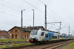 Der Elektrotriebzug 4746 302 bei der Abfahrt vom Bahnhof in Züssow.