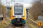 Die ODEG mit Triebwagen 462 520 ausfahrend in Sagard durch die Unterführung der B 96.