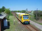 VT 650.53 (alte Betriebsnummer) RS 1 der Odeg verlsst am 10.05.2006 den Bahnhof von Hagenow Stadt nach Neustrelitz im Hintergrund wartet eine bergabe mit Holzwagen nach Bad Kleinen.