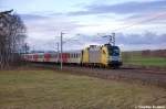 ES 64 U2 - 012 (182 512-4) MRCE Dispolok GmbH fr ODEG - Ostdeutsche Eisenbahn GmbH mit dem RE4 (RE 37319) von Rathenow nach Ludwigsfelde bei Nennhausen. 26.12.2012