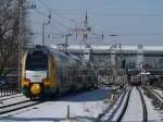 445 105 als RE2 vor der neuen Ringbahnhalle des Bahnhofs Ostkreuz.