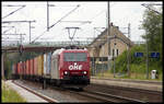 OHE 185534 fährt hier am 13.8.2005 mit einem Container Zug in Richtung Norden durch den Bahnhof Linsburg.