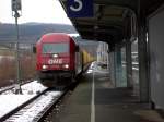 OHE 270080 wartet am 26.03.08 mit einem Holzzug in Arnsberg auf die Abfahrt.
