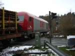 Bahnbergang am Bahnhof in Arnsberg. Hier zieht die OHE 270080 einen Holzzug in Richtung Schwerte.(Aufgenommen: 26.03.08)