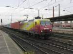 OHE 145-CL 031 durchquert mit ihrem Containerzug den Bremer Hbf. am 28.11.2008.