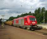 Mit den ersten Strahlen der Morgensonne, die sich durch dicke Wolkenschichten kmpfen musste, kam schon weithin hrbar, schwer arbeitend, OHE's 270080 mit Holzzug in Fahrtrichtung Gttingen am 28.08.2009 durch Eichenberg.