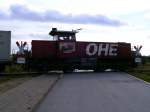 140001 der OHE am 03.10.2009 auf einem Bahnbergang in Hamburg - Altenwerder.