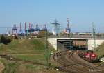 MaK G 1204 150002 der OHE schiebt zwei Containerwagen aus dem Rbf Alte-Sderelbe Richtung Hamburg-Waltershof. Aufgenommen am 17.04.10 von einer Straenbrcke.