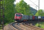 186 129-3 legt sich mit ihrem Containerzug in Fahrtrichtung Norden bei Albungen in die Kurve. Aufgenommen am 26.05.2010.