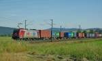 186 125-3 durchquert mit ihrem Containerzug in Fahrtrichtung Sden das Haunetal. Aufgenommen am 06.07.2010 bei Neukirchen.