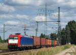 185-CL 003 der OHE hat am 2.08.10 einen langen Containerzug aus Hamburg-Waltershof am Haken und passiert hier gerade die Hafenstrecke zwischen Waltershof und Rbf Alte-Sderelbe.