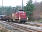 Die OHE 160075 zieht einen langen Panzerzug aus der Kaserne. (21.11.10)