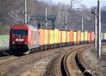 Container schleppte der Eurorunner der OHE 270081 (223 102-5)gegen Mittag durch Rathenow 3.3.2011