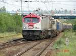 OHE 330093 mit leeren Holzwagen bei der Einfahrt zum Seehafen Rostock. 14.6.06