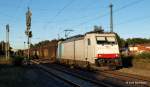 186 136 OHE hat am 29.09.13 einen langen H-Wagen Zug am Haken und rollt im letzten Licht durch Scheeel Richtung Bremen.