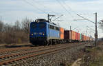 Mit dem Metrans-Containerzug aus Leipzig am Haken rollt 140 037 (140 831) der Press am 23.02.19 durch Greppin Richtung Dessau.