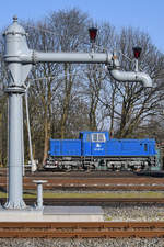 Wasserkran und Schmalspur-Diesellokomotive 251 901-5, so gesehen Anfang April 2019 am Bahnhof Putbus.