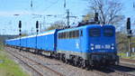 PRESS mit  140 050-3  (NVR:  91 80 6140 833-5 D-PRESS ) und einem farblich toll dazu passenden Güterzug mit blauen nagelneuen innofreight Schüttgutcontainern wohl für die Fa.