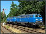 Das blaue 218-Duo aus 218 056-1 (ex 218 454-7) und 218 054-3 (ex 218 448-9) der PRESS setzt am 28.06.2021 im Bahnhof Niebüll um.