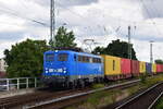 140 047-9 durchfährt Magdeburg Neustadtmit einem Containerzug.