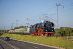 Press Dampfsonderzug mit moderner Unterstützung: 01 0509 & 145 043 ziehen den Zug vom Ostseebad Binz nach Leipzig.