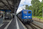 140 042 bei der Durchfahrt im Bahnhof Leer. Sie hat einen Autotransportzug am Haken. 15.07.2022