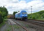 Am 20.05.2017 zieht 253 015-8 (PRESS) einen beladenen Holzzug aus dem Bahnhof Arnsberg.