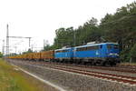 Die 140 007-7 und die 140 008-6 der PRESS mit einem Holzzug am 10.06.2018 in Nassenheide.