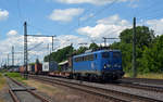 140 038 kam mit einem Containerzug der Metrans am 27.06.18 in Niederndodeleben zum stehen.