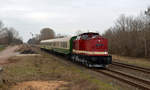 112 565 passiert am 02.03.19 mit einem Sonderzug von Köthen nach Bernburg das Flügelsignal des Bahnhof Biendorf.