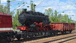 Der Spezialtransportwagen zur Überführung von Schmalspur-Bahnfahrzeugen von PRESS mit der Nr. Ua80 80 9901 004-9 D-PRESS mit einer Dampflokomotive (ohne Führerhaus?) darauf am 08.08.19 bei der Überführung Durchfahrt Bahnhof Flughafen Berlin-Schönefeld.