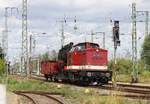 114 703-2 der Pressnitztalbahn mit Schmalspurtransportwagen und Lokrest von Putbus kommend durch Anklam - 08.08.2019 Standort Hafenstrasse 