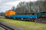 Ein Rungenwagen (Gattungskennzahl 3940) beladen mit Schlacke vom Dampfbetrieb des „Rasenden Roland“ steht in Putbus zur Entsorgung bereit.