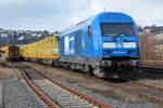 Am 03.03.2020 wartet PRESS 253 014-9 am Bahnhof Arnsberg auf die Verladung von Holz.