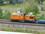 293 023-8, V 100 der PRESS (9880 3293 023-8 D-PRESS) auf dem Weg durch Gera mit einem Flachwagenzug am 10.5.2020