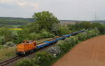 Die ehemalige Rangierlok 293 023 mit Flachwagenzug bei Niederpöllnitz nach Pössneck am 10.05.2020, diese Lok war vor einigen Jahre im heutigen Stahlwerk Thüringen bei Unterwellenborn im