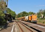 Die ehem.VEB Maxhütte Unterwellenborn, Unterwellenborn  V 100.4-23  293 023-8 (Press) zusehen am 16.05.20 in Pößneck oberer Bahnhof.