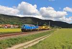 218 054 (Press) fuhr am 29.05.20 mit einem Bauzug durch Etzelbach Richtung Saalfeld.