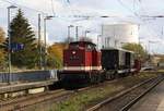 Press 114 703 / 203 230 mit beladenen Schmalspurtransportwagen durch Anklam am 29.10.2020.