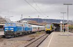 218 054 (ex 448) + 218 055 (ex 462) mit IC 2012 Oberstdorf-Dortmund am 04.12.2021 in Stuttgart-Bad Cannstatt.