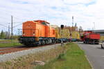 Die 293 023 der Press rangiert leere Holzwagen im Bahnhof Rügendamm zur Beladung.