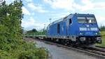 Press 285 120-4 TRAXX DE ( 9288 0076 002-9 B-BTK ) bei der Beladung eines Holzzuges im Holzbahnhof Gera am 19.9.2022