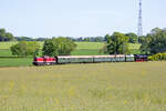 Historischer Zug mit der Diesellok 110 722 zwischen Putbus und Bergen auf Rügen.