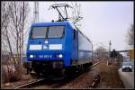 145 023-6 von -Press- beim  Kopf machen  an einem am Holzzug, der im Bhf Stralsund steht.  am 19.03.10 